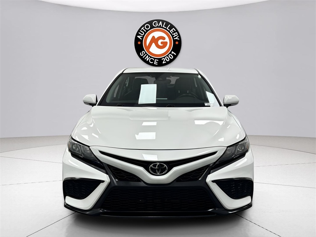 2022 Toyota Camry SE photo 2