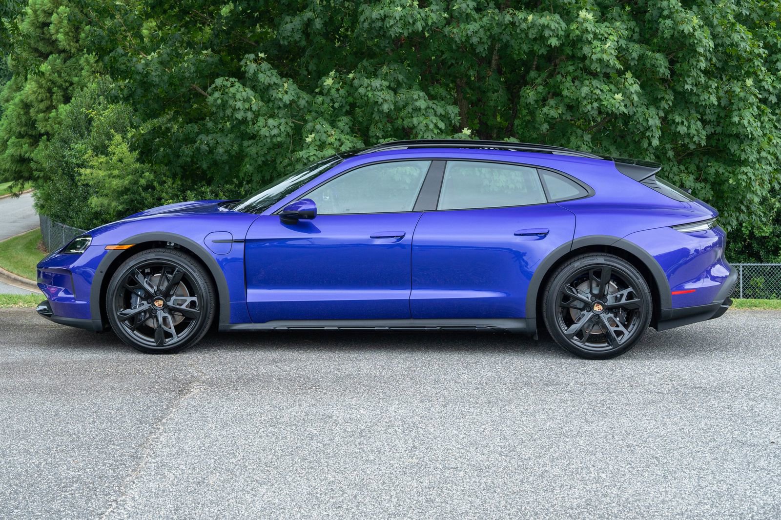 2025 Porsche Taycan 4 Cross Turismo photo 2