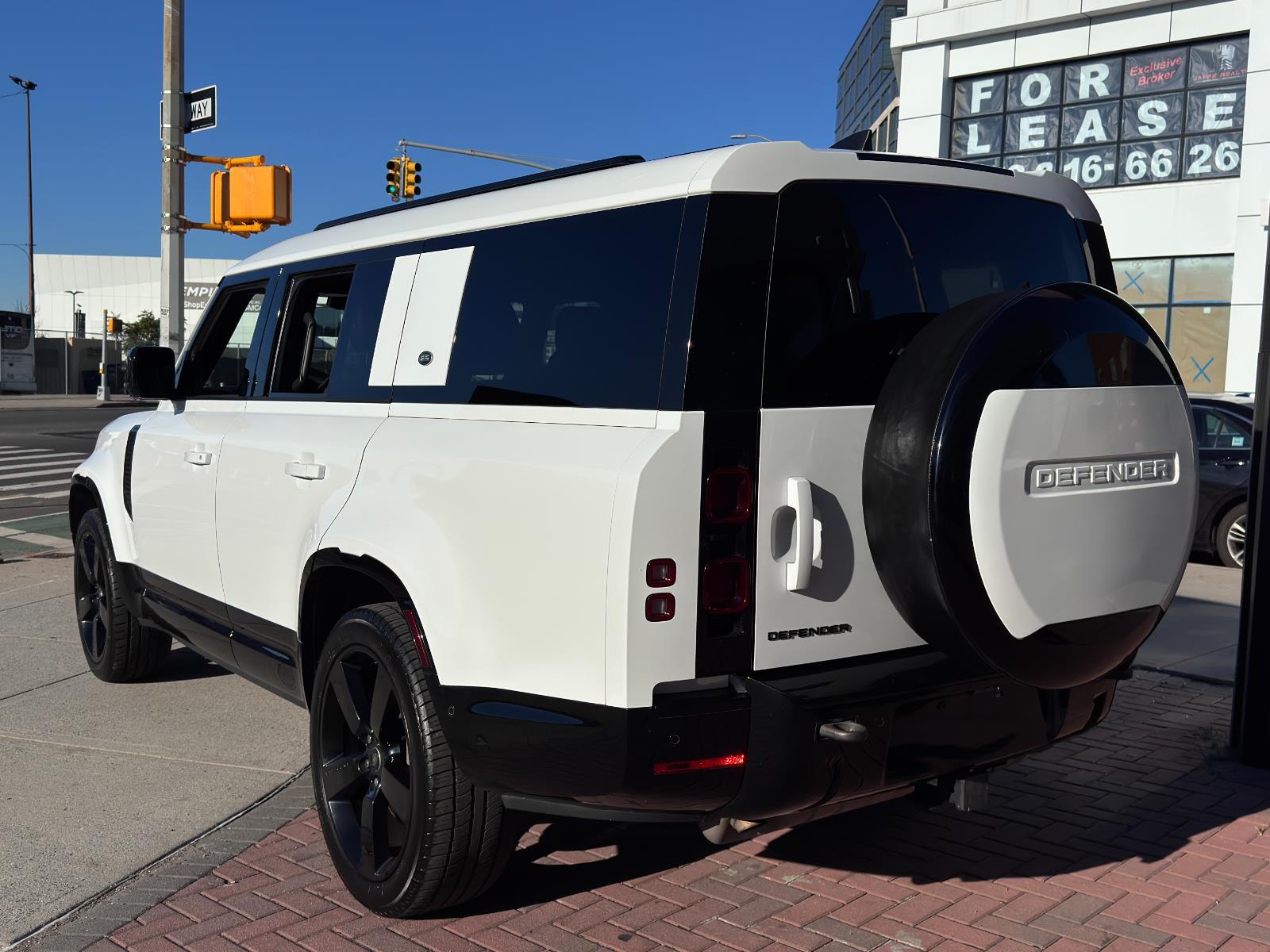 2024 Land Rover Defender X-Dynamic SE photo 4