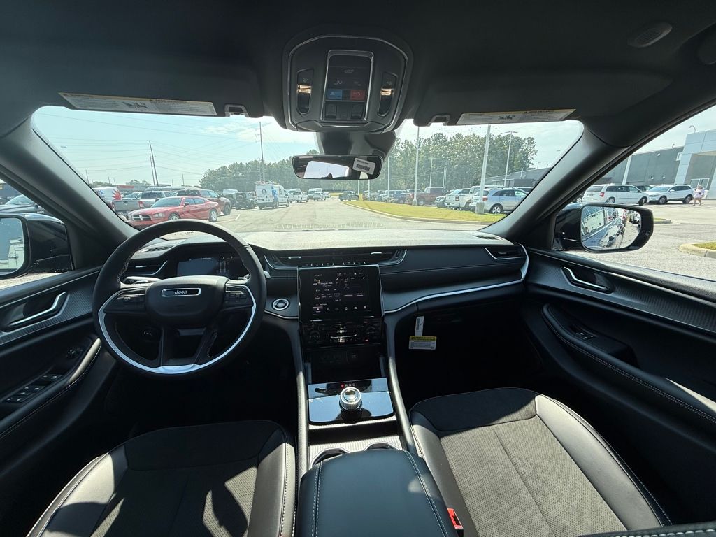 2025 Jeep Grand Cherokee Altitude photo 12