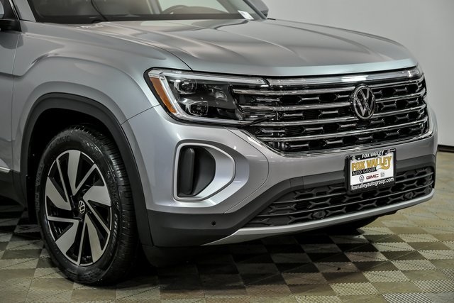 2025 Volkswagen Atlas SEL photo 2
