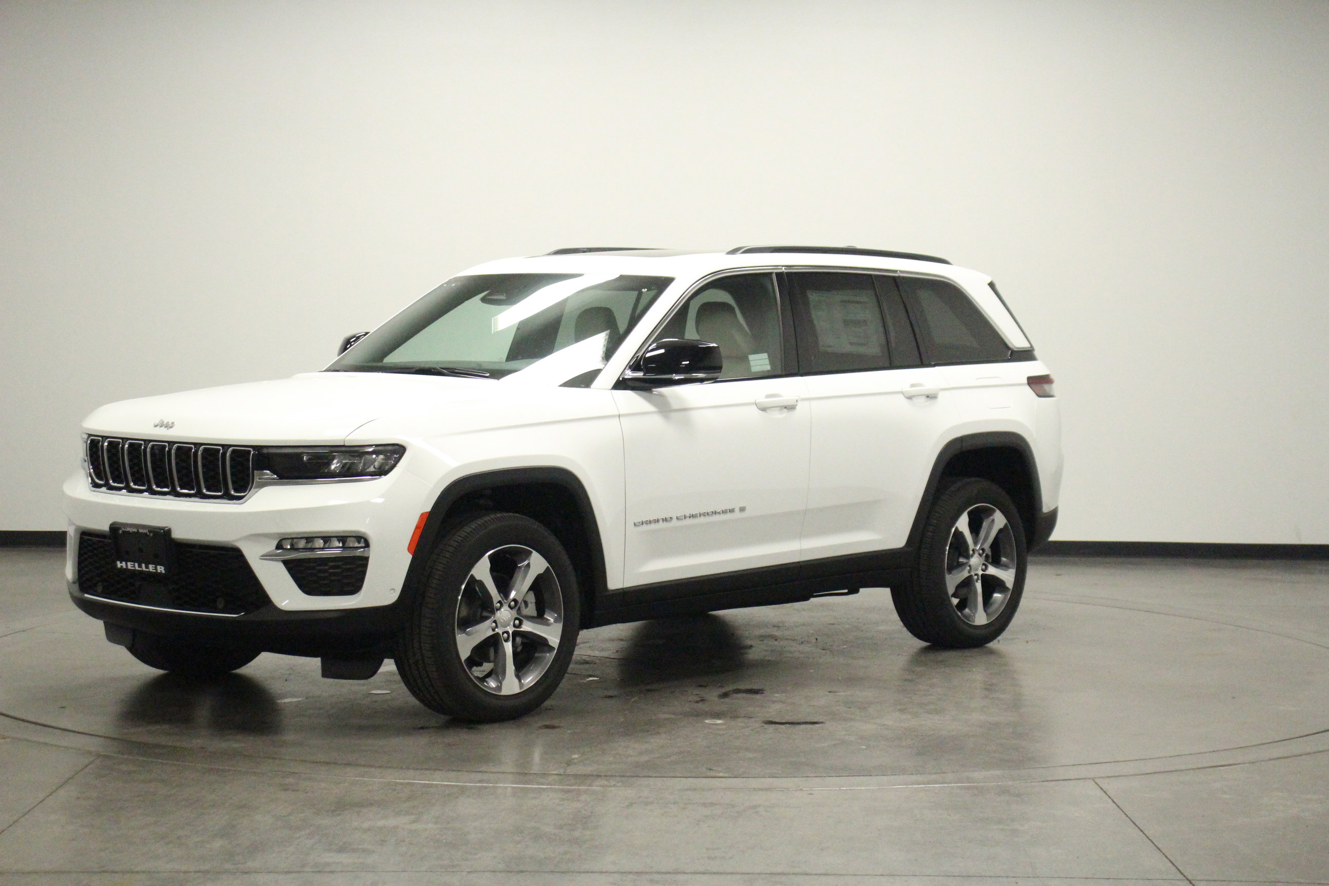 2025 Jeep Grand Cherokee Limited photo 3