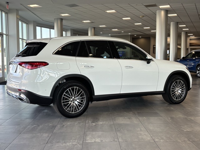 2025 Mercedes Benz GLC 300 photo 2