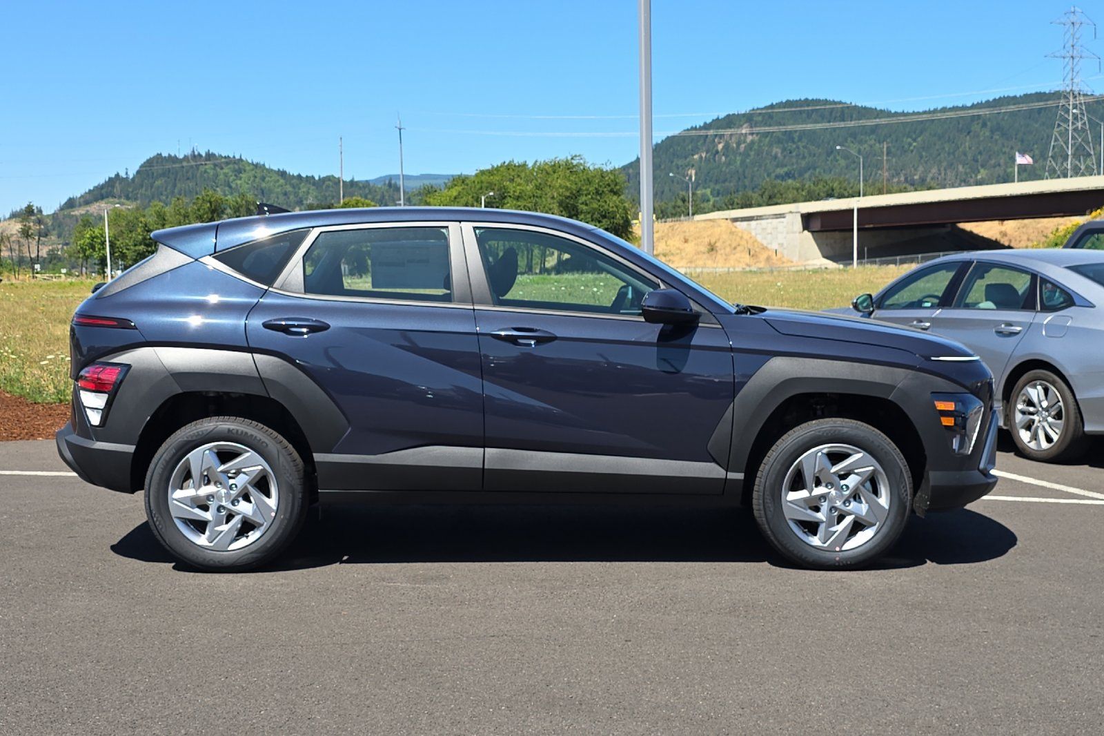 2025 Hyundai Kona SE photo 2