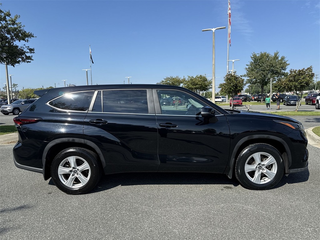 2024 Toyota Highlander LE photo 2
