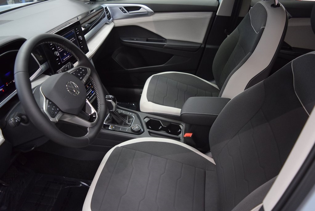 2025 Volkswagen Taos SE photo 2