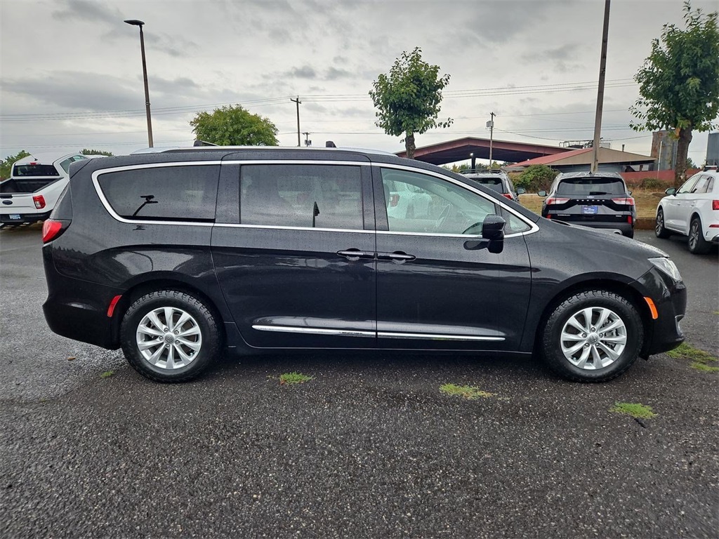 2019 Chrysler Pacifica Touring L photo 5