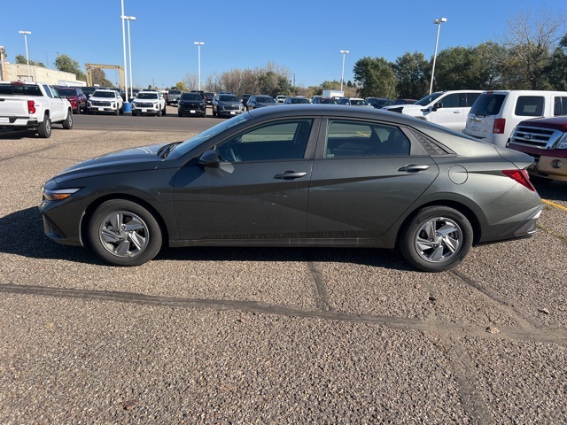 2024 Hyundai Elantra SE photo 4