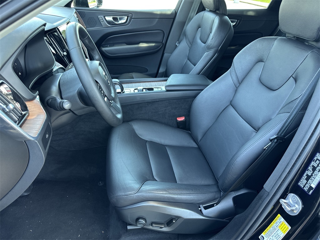 2023 Volvo XC60 B5 Plus photo 12