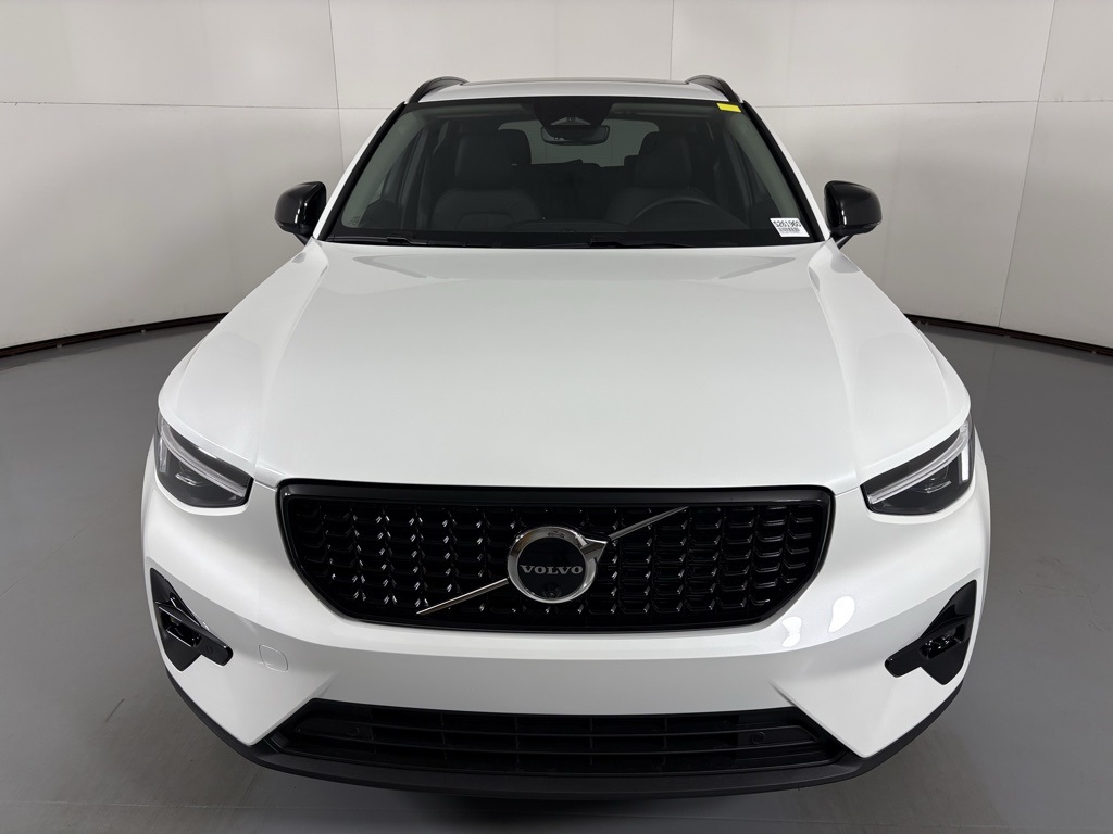 2026 Volvo XC40 AWD Plus photo 3