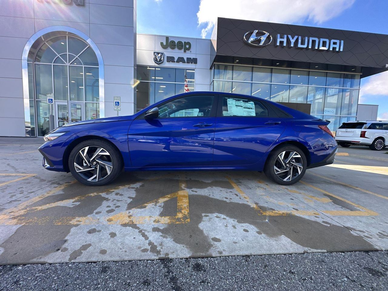 2025 Hyundai Elantra SEL Sport photo 2