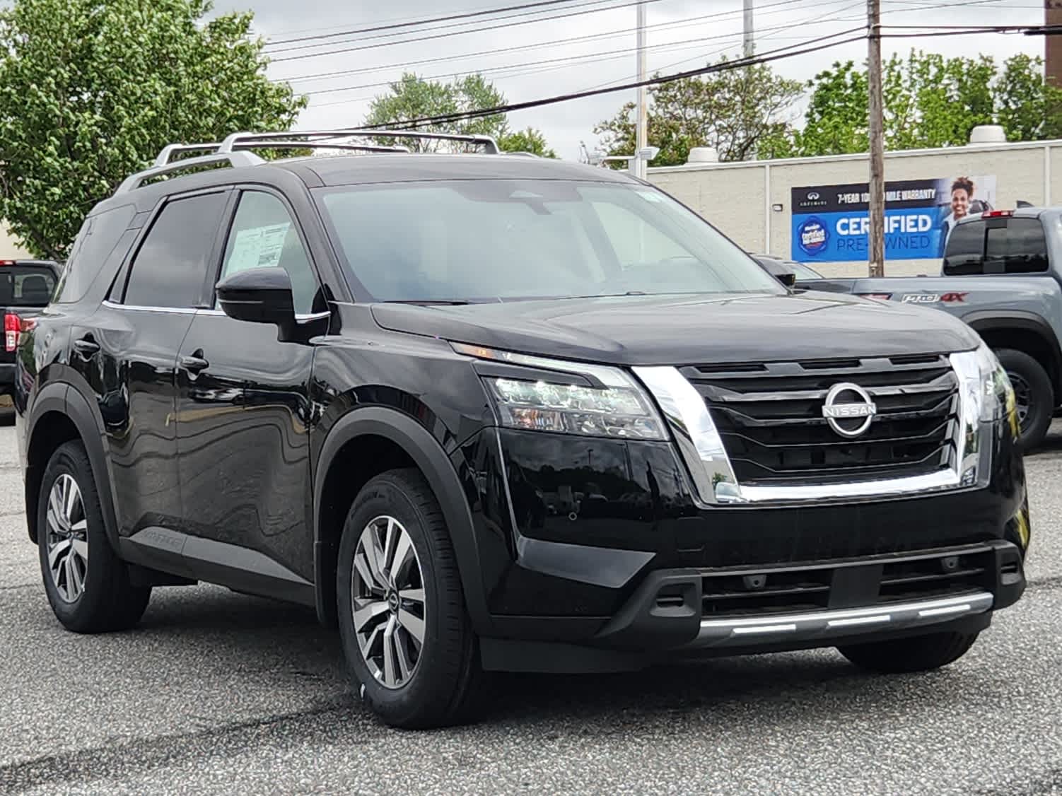 2025 Nissan Pathfinder SL photo 2