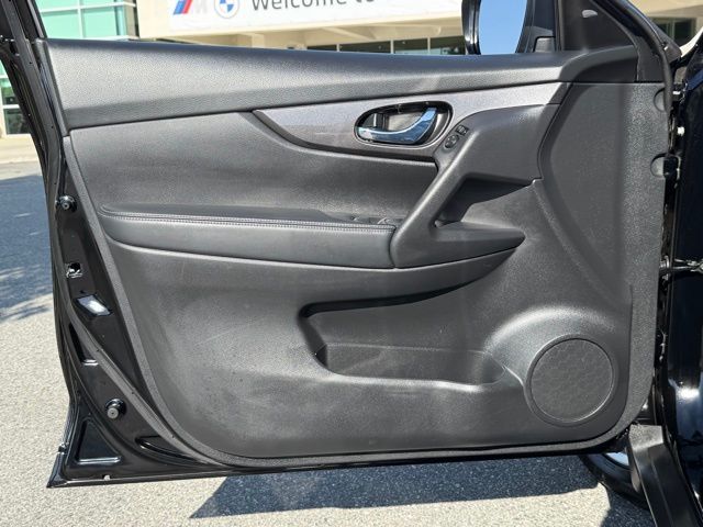 2019 Nissan Rogue SV photo 19
