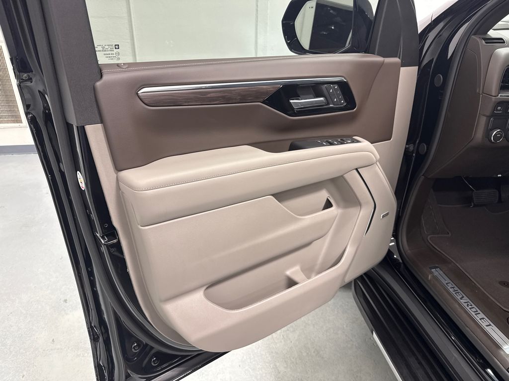 2025 Chevrolet Suburban LT photo 12