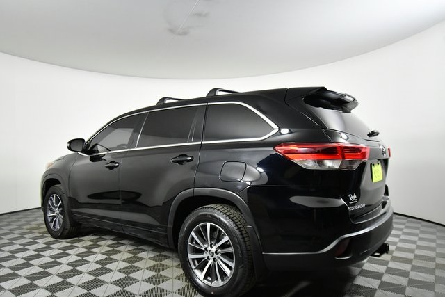 2017 Toyota Highlander LE photo 10