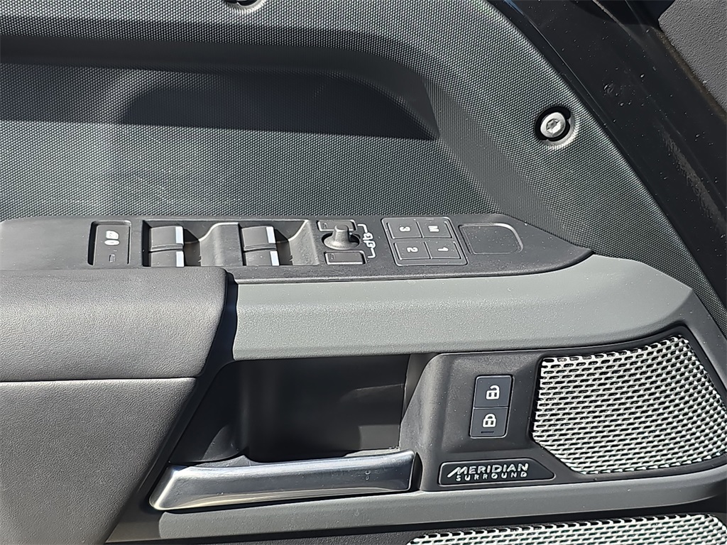 2023 Land Rover Defender 130 X photo 25