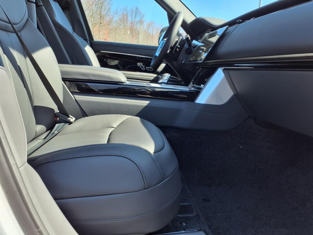2025 Land Rover Range Rover SE photo 2