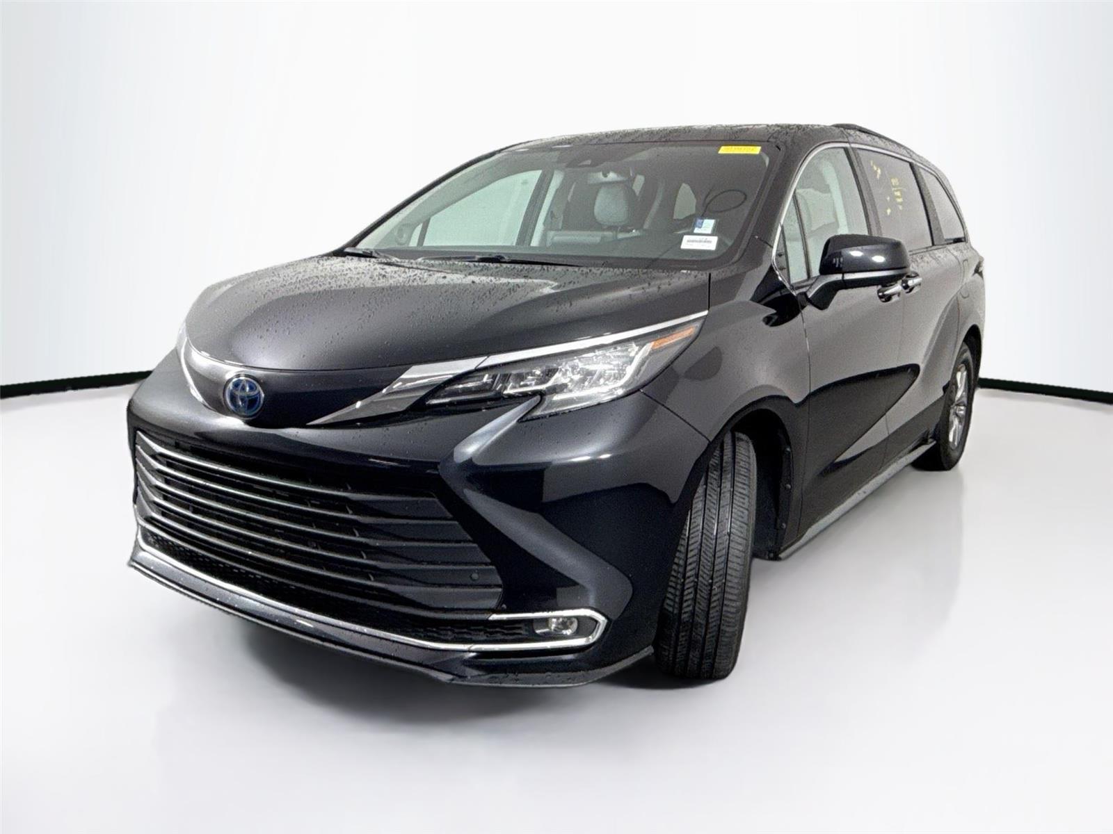 2023 Toyota Sienna XLE photo 2