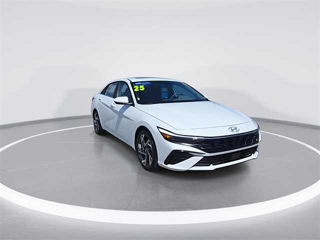 2025 Hyundai Elantra SEL Convenience photo 2