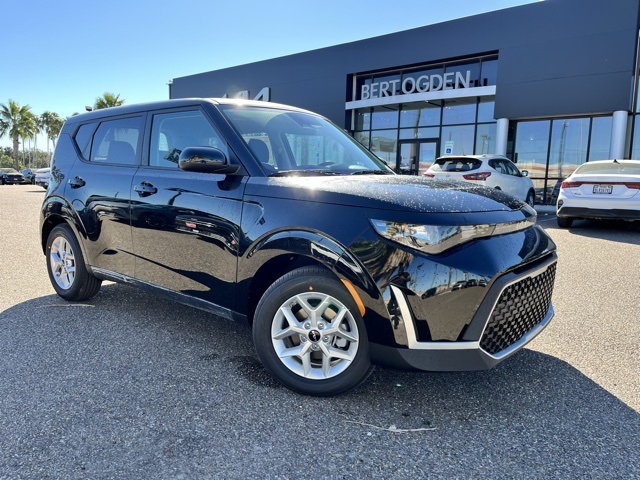 2025 Kia Soul LX's photo