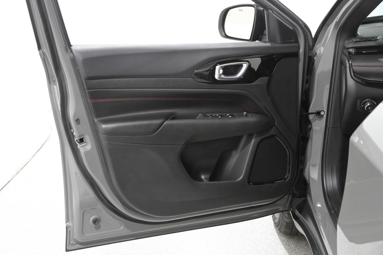 2023 Jeep Compass Trailhawk photo 3