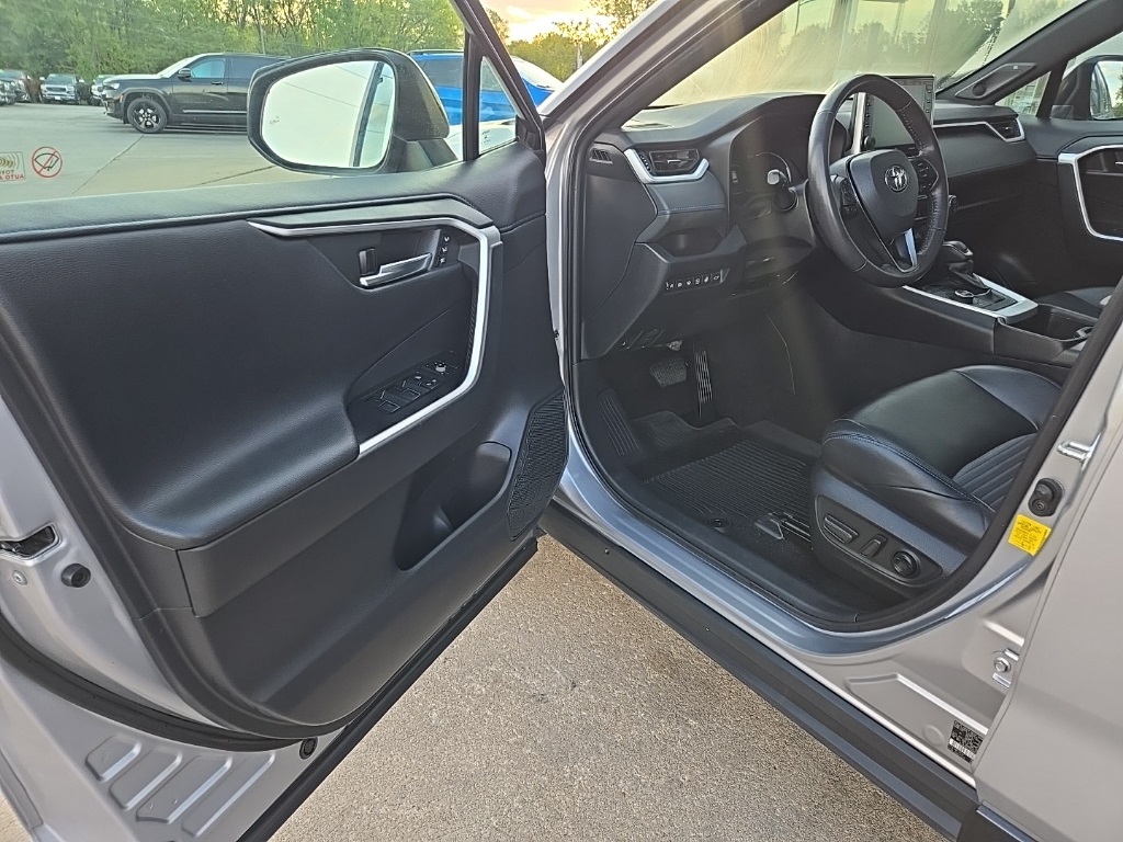 2022 Toyota RAV4 Hybrid XSE photo 29