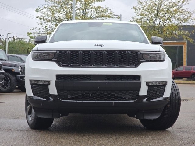 2025 Jeep Grand Cherokee Limited photo 2