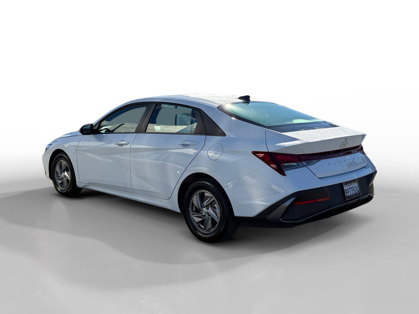 2025 Hyundai Elantra SE photo 3