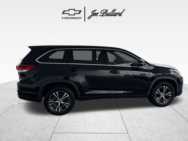 2019 Toyota Highlander LE photo 3