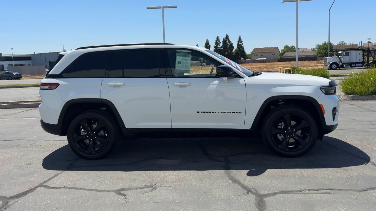 2023 Jeep Grand Cherokee Altitude photo 11