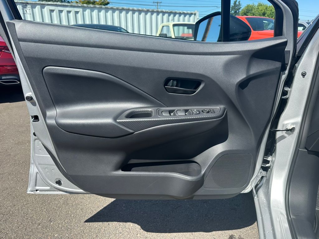 2025 Nissan Versa 1.6 S photo 13