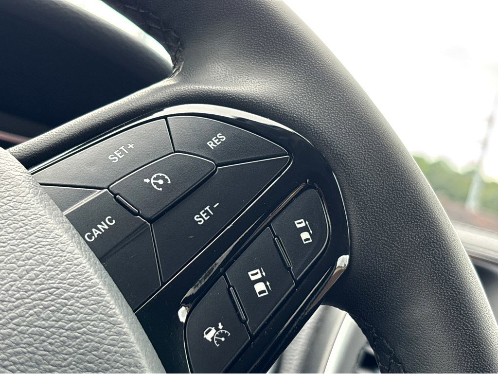 2023 Jeep Cherokee Altitude Lux photo 12