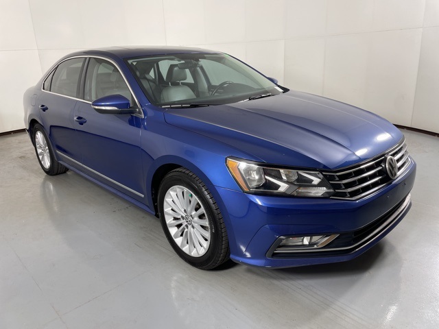 2016 Volkswagen Passat SE photo 2