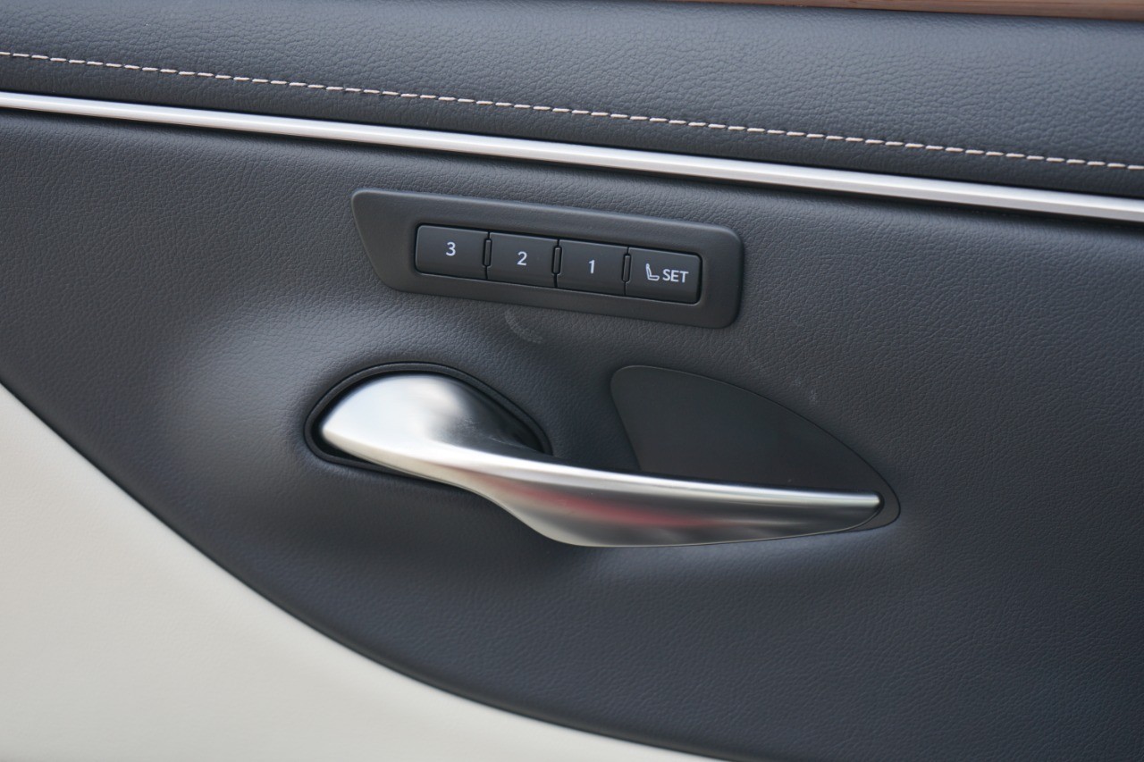 2025 Lexus ES 350 photo 21