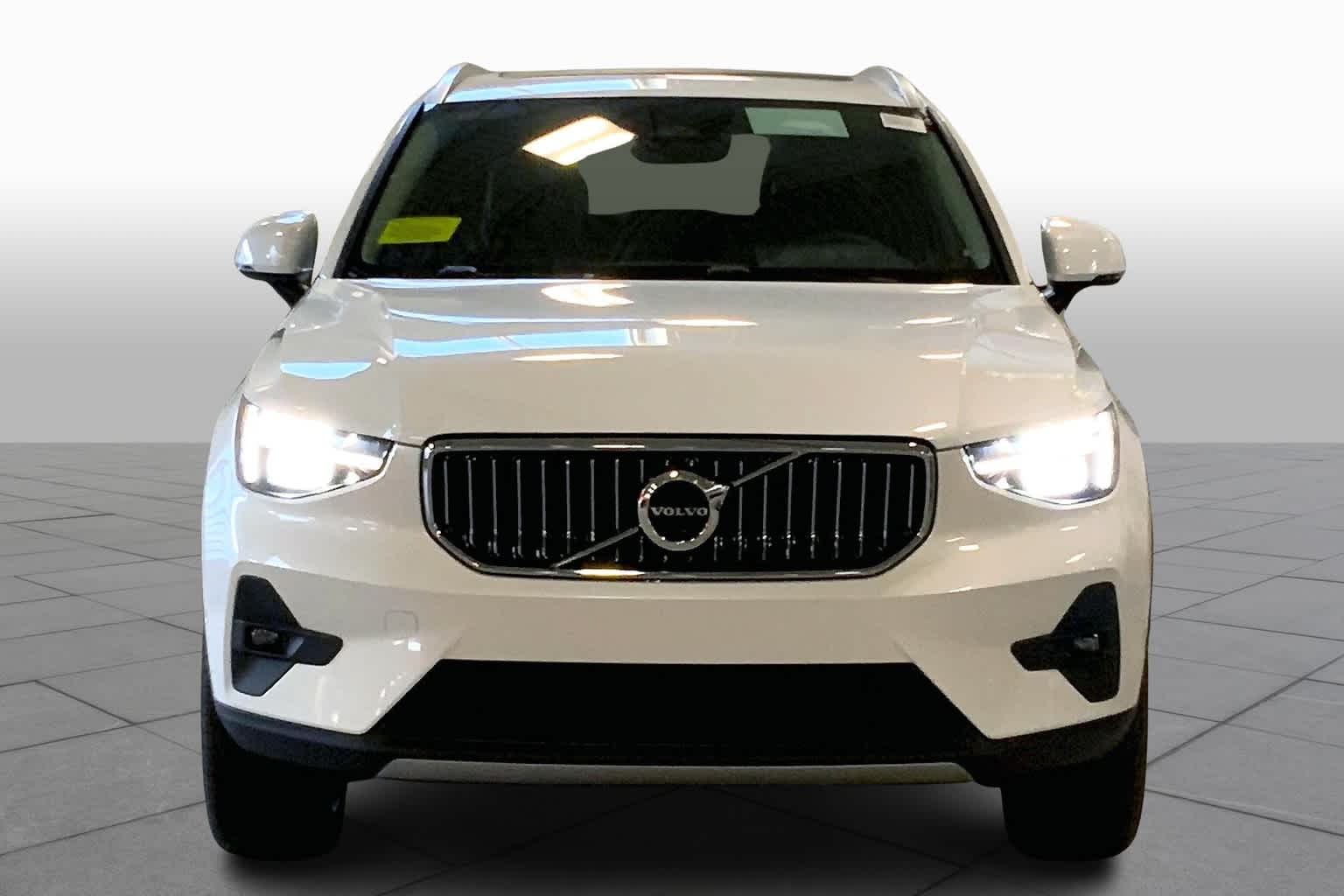 2025 Volvo XC40 photo 2