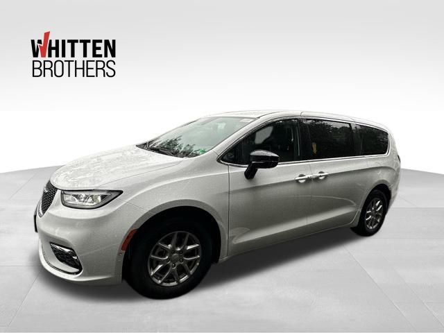 2026 Chrysler Pacifica Select's photo