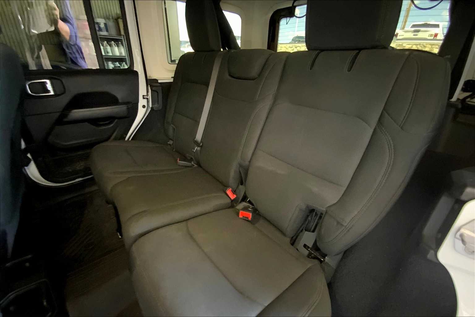 2021 Jeep Wrangler Unlimited Sahara photo 5