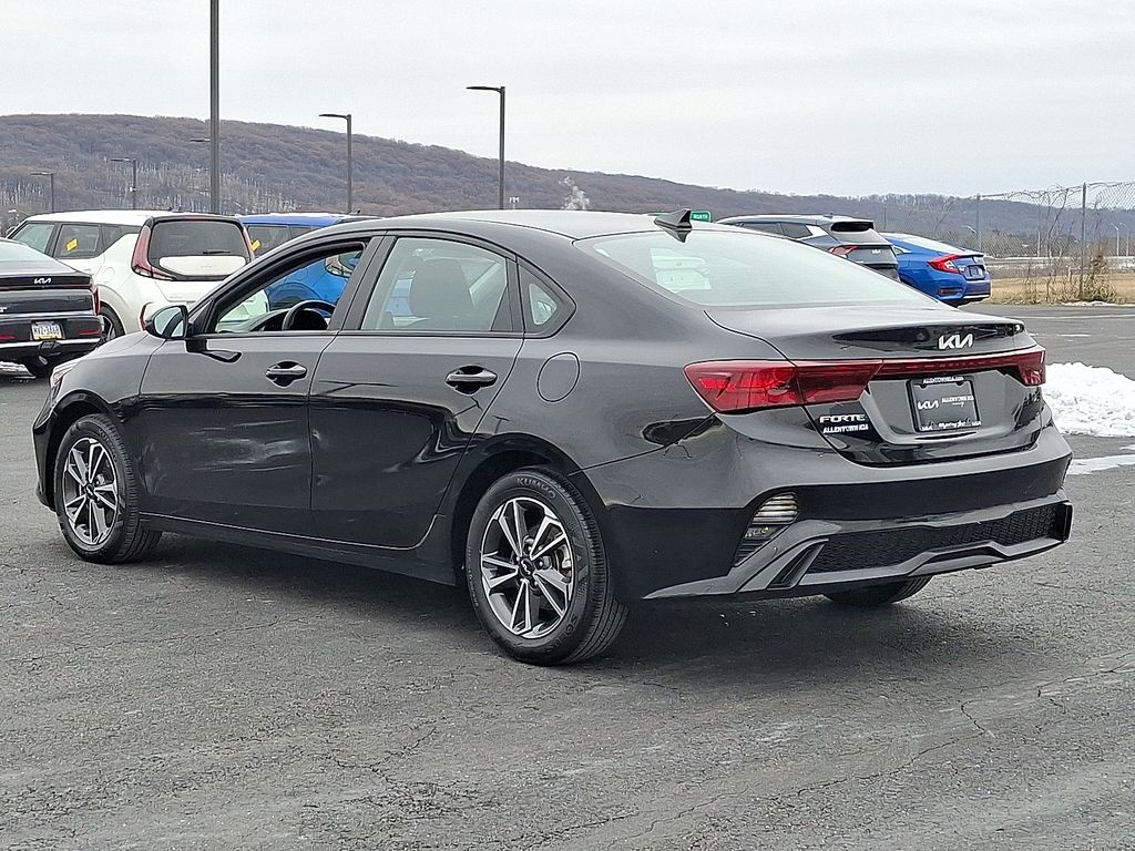 2023 Kia Forte LXS photo 4