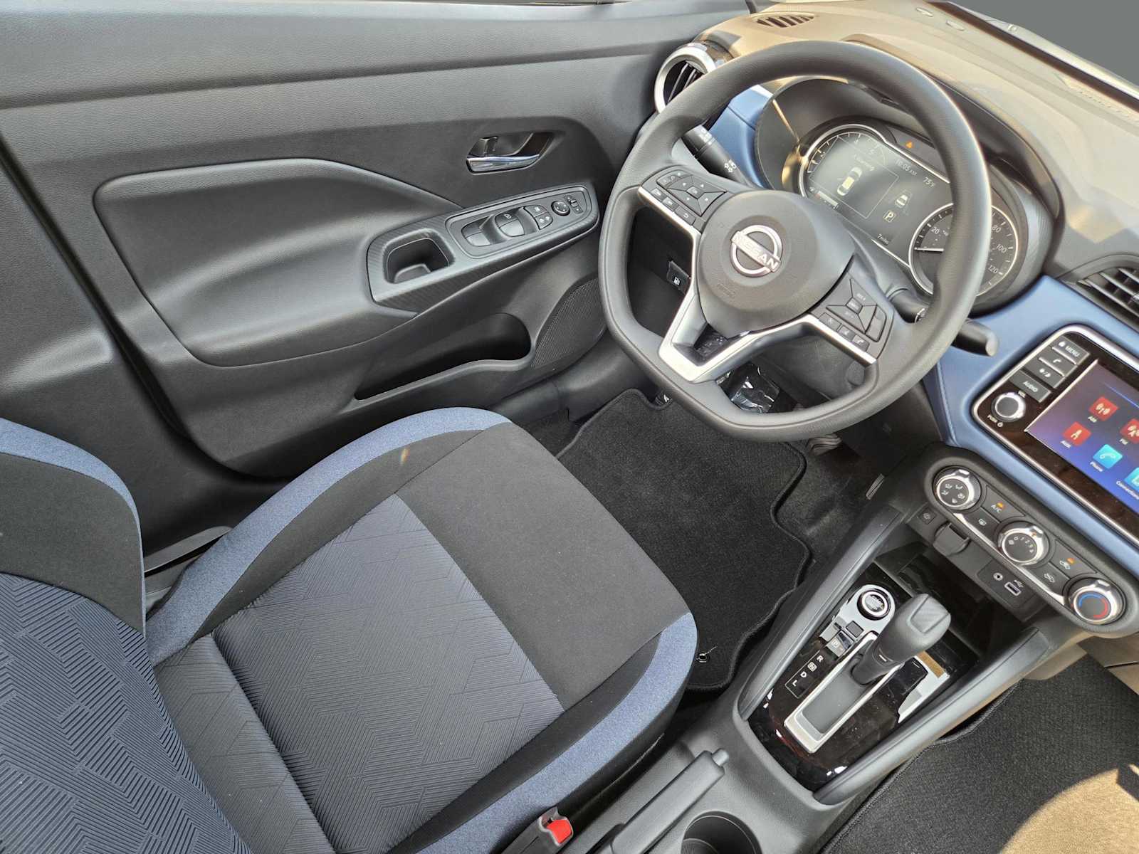 2025 Nissan Versa SV photo 17