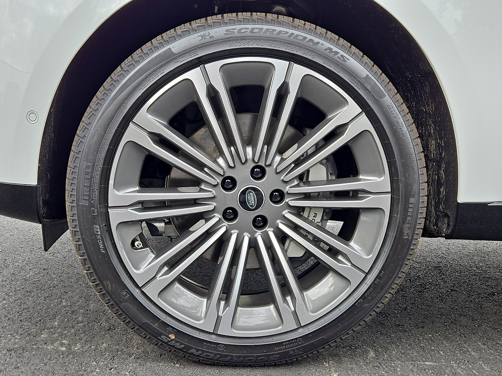 2025 Land Rover Range Rover SE photo 3