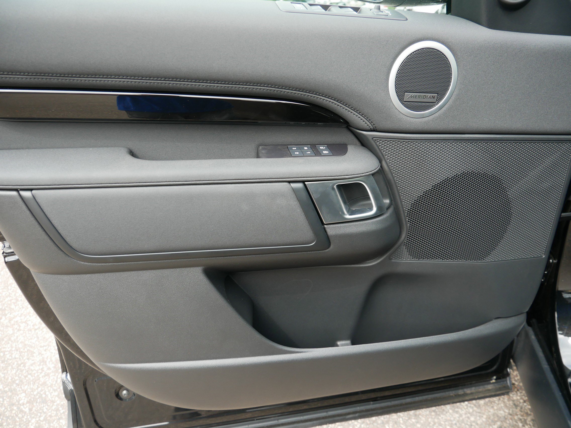 2025 Land Rover Discovery S photo 5
