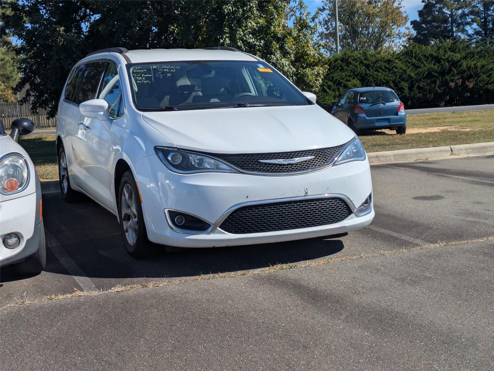 2020 Chrysler Pacifica Touring photo 3