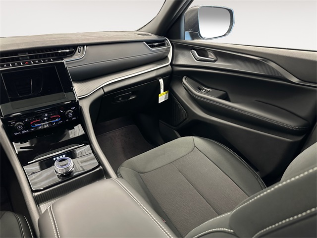 2025 Jeep Grand Cherokee Laredo photo 11