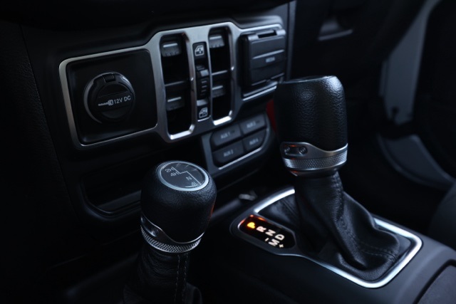 2024 Jeep Wrangler Sahara photo 28