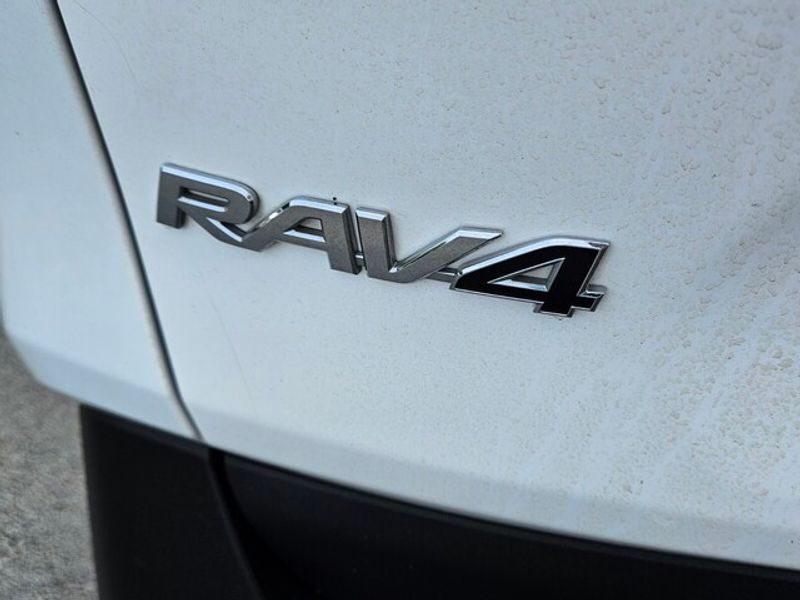 2023 Toyota RAV4 XLE photo 11
