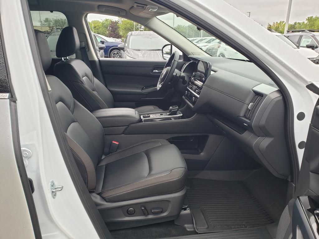 2025 Nissan Pathfinder SL photo 25