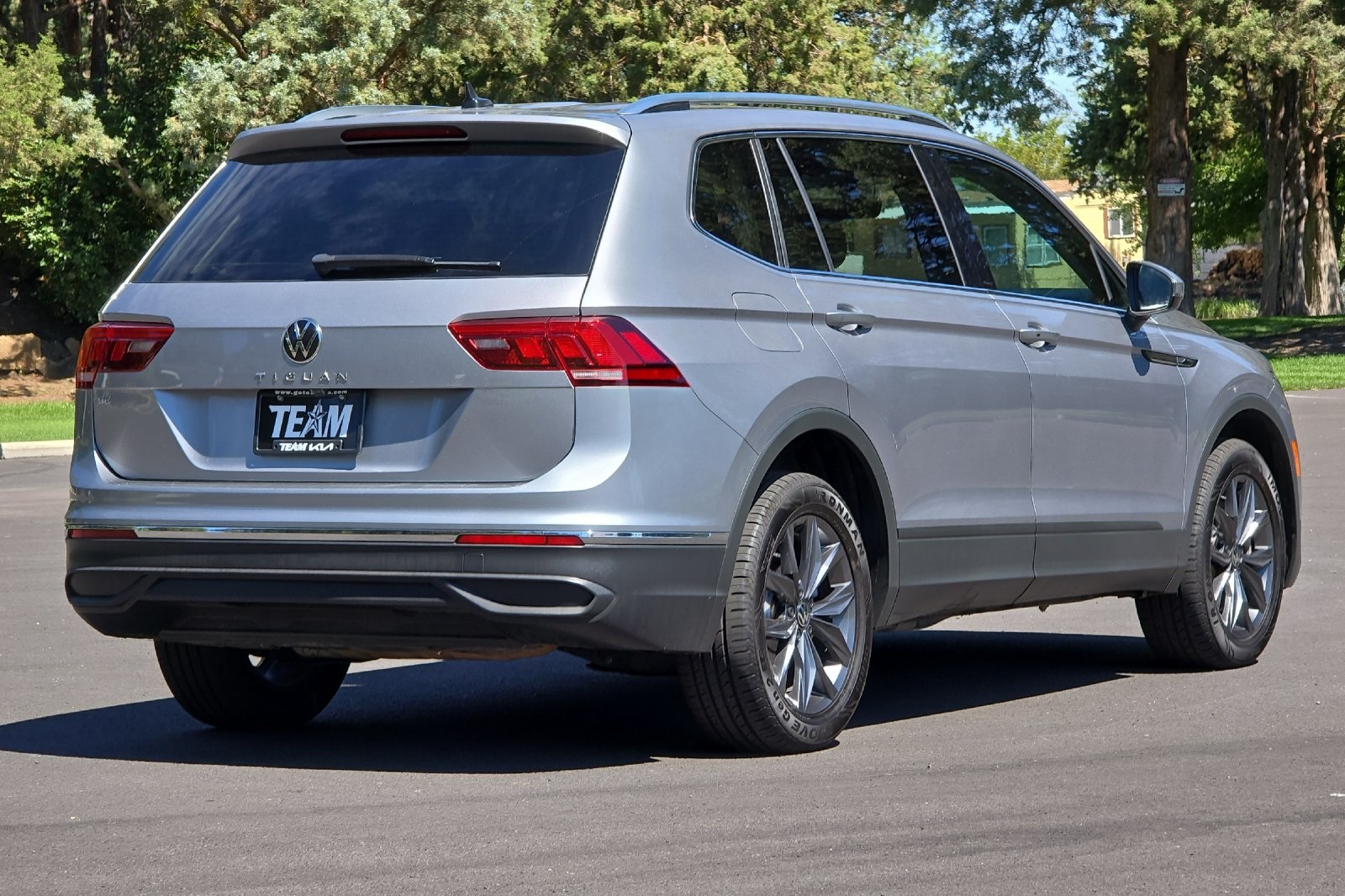 2022 Volkswagen Tiguan SE photo 2