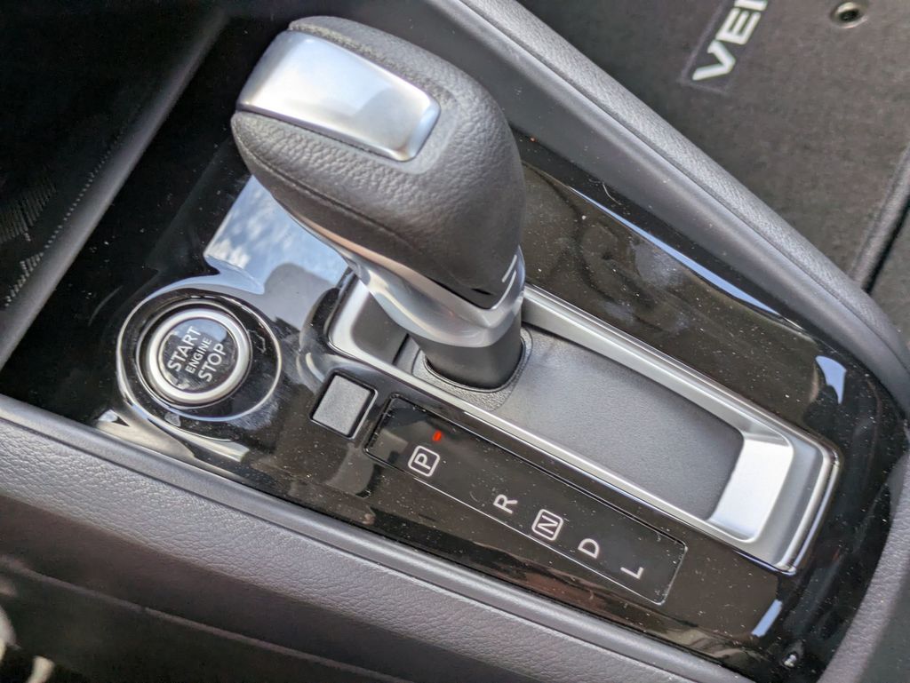 2025 Nissan Versa 1.6 SR photo 16