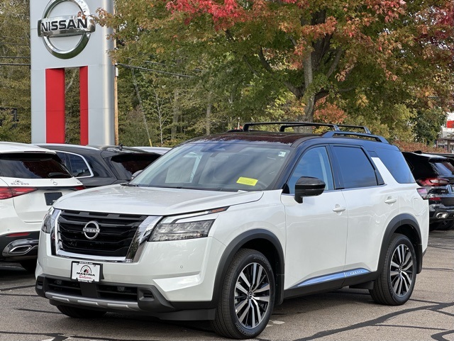 2025 Nissan Pathfinder Platinum photo 4