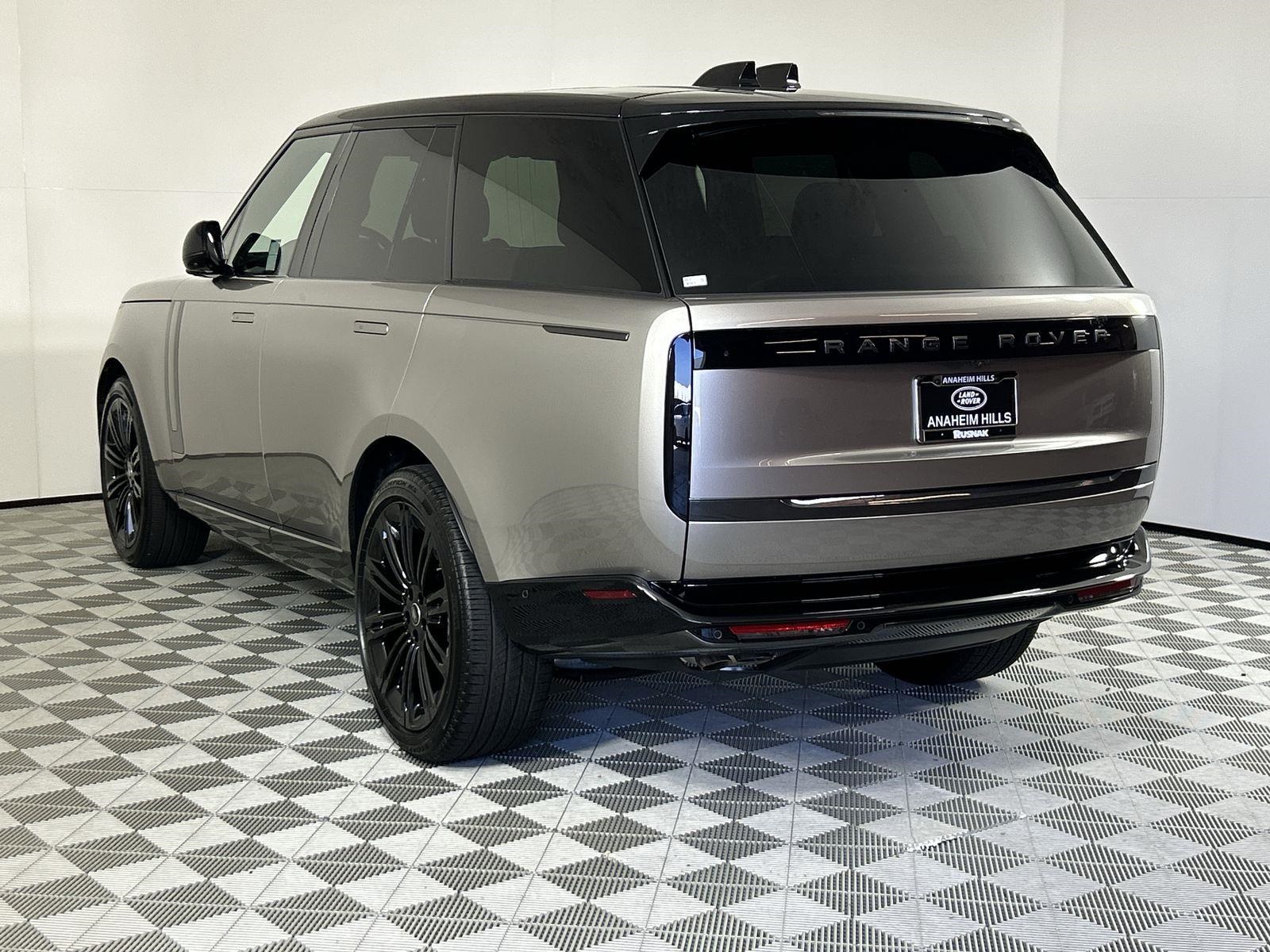 2025 Land Rover Range Rover SE photo 3